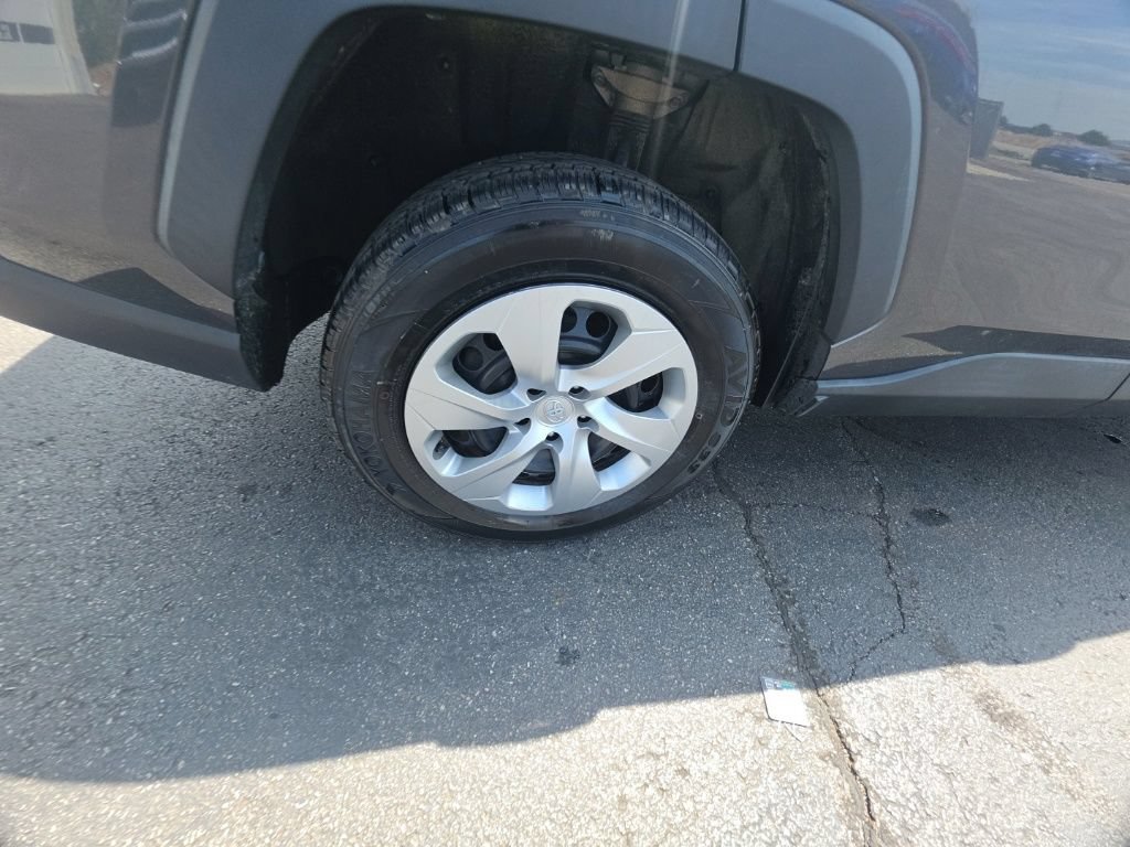 Used 2021 Toyota RAV4 LE FWD image 11