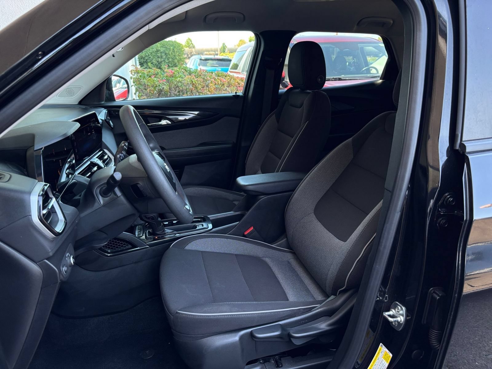Used 2025 Chevrolet TrailBlazer LT FWD image 35