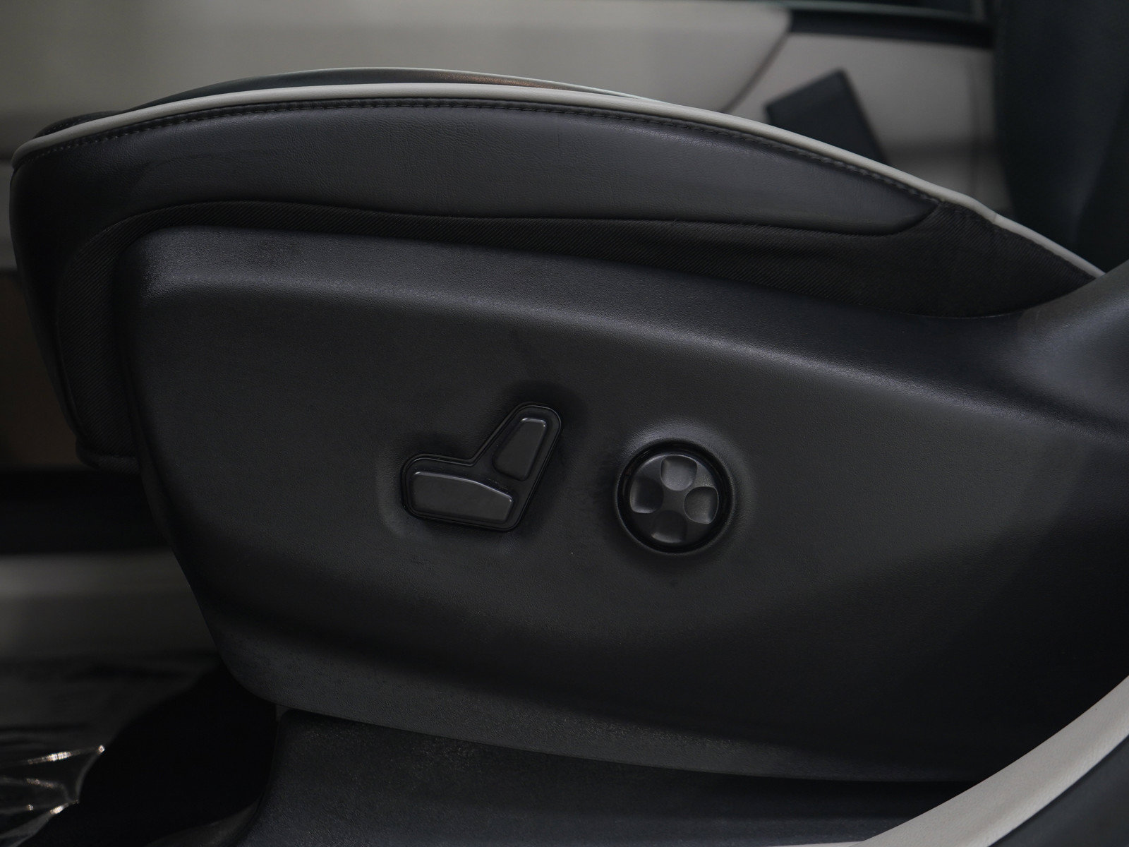 Used 2024 Chrysler Pacifica Limited FWD image 24