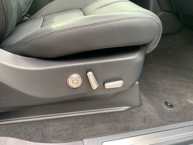 New 2026 Lincoln Navigator Reserve w/ Jet Appearance Package AWD/4WD image 16