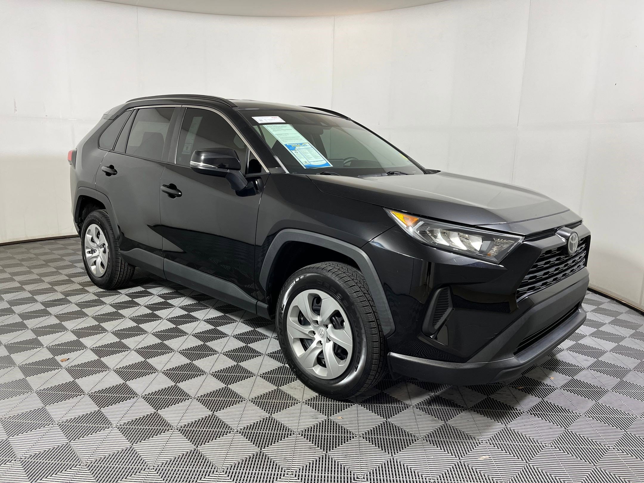 Used 2021 Toyota RAV4 LE image 6