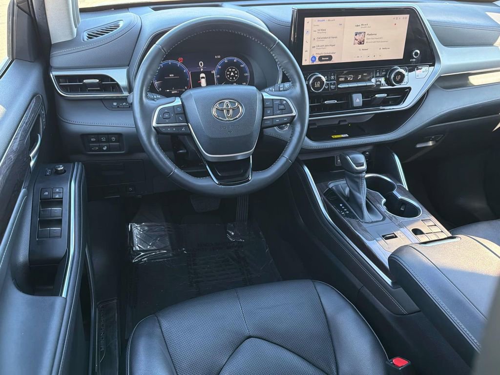 Used 2023 Toyota Highlander Platinum image 10