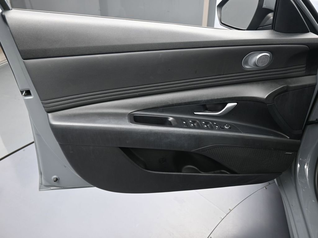 Used 2022 Hyundai Elantra SEL w/ Convenience + Premium Package FWD image 13