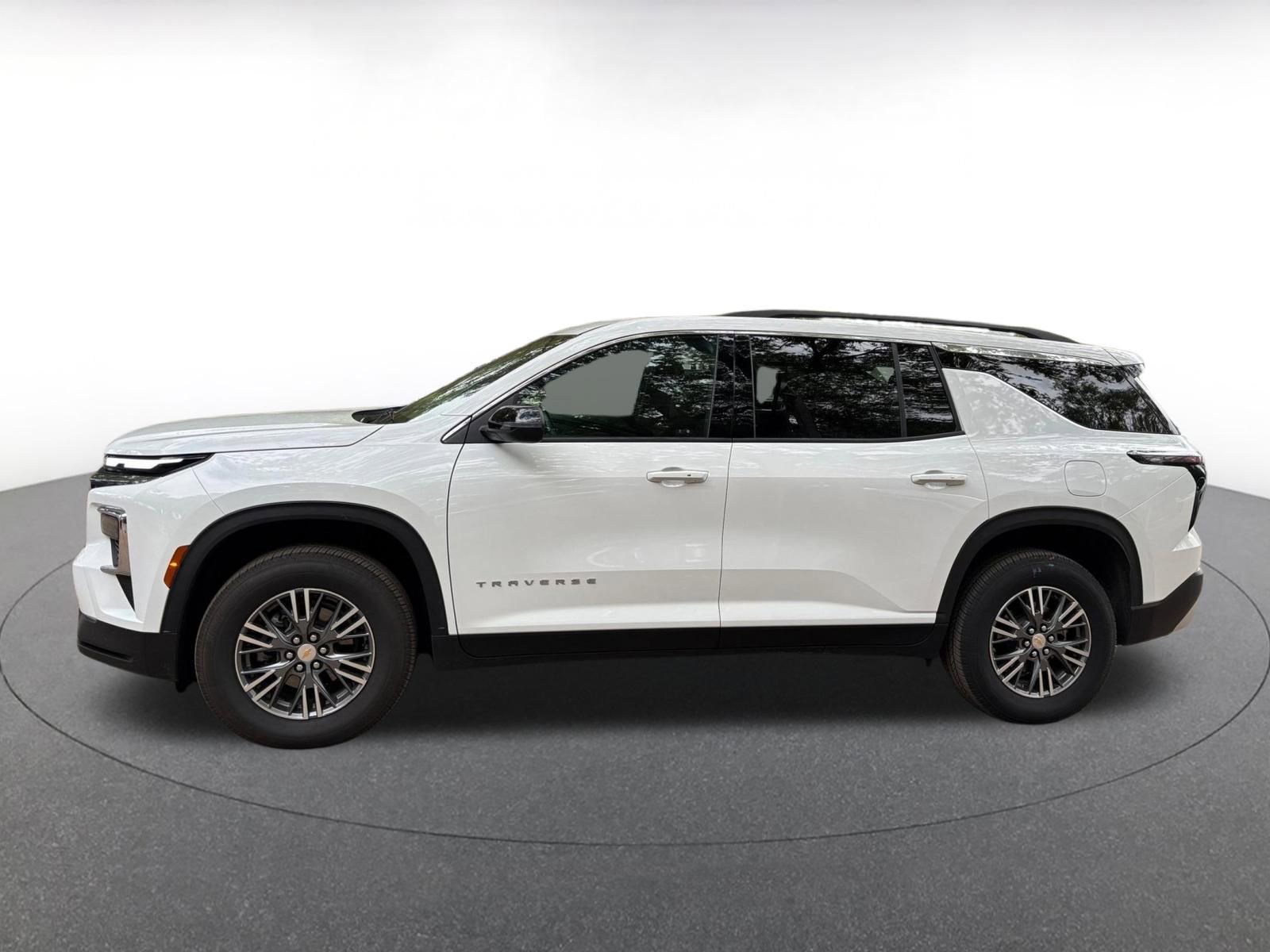 Used 2025 Chevrolet Traverse LT image 12