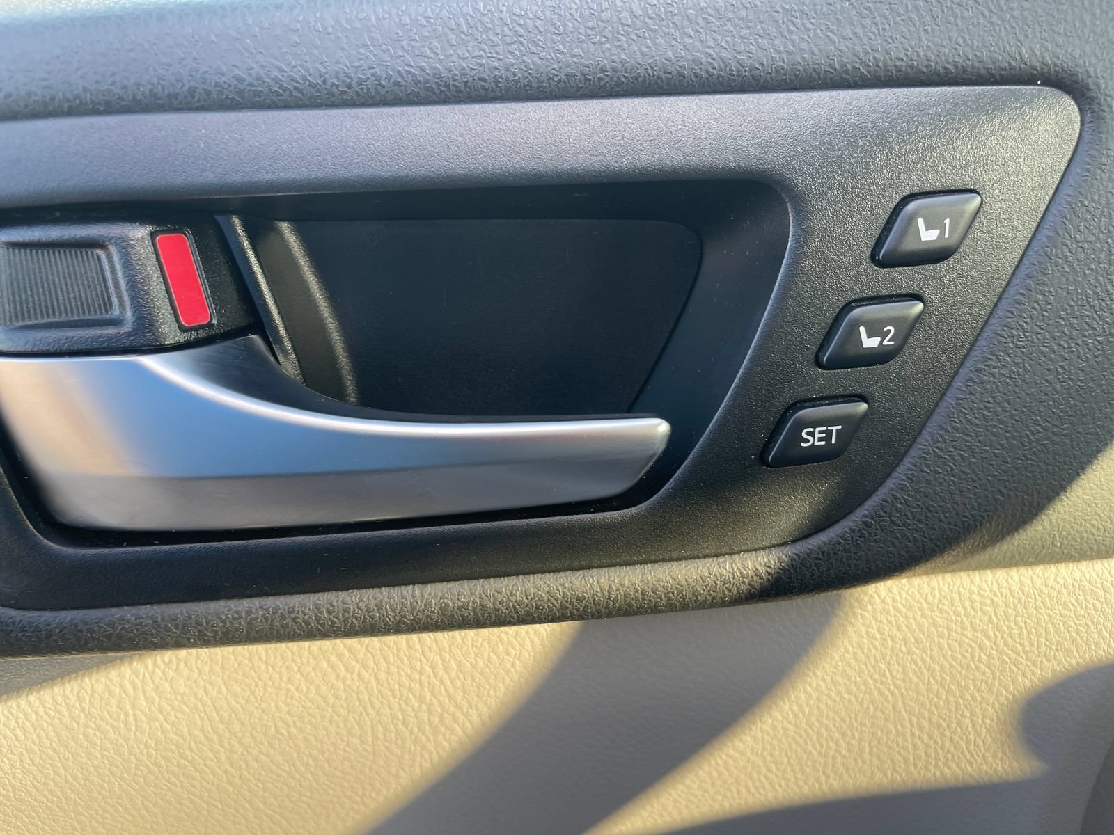 Used 2019 Toyota Highlander Limited Platinum FWD image 31