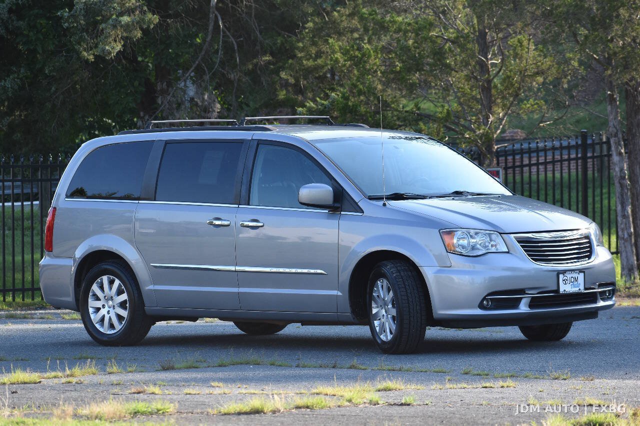 Used 2015 Chrysler Town & Country Touring FWD image 4