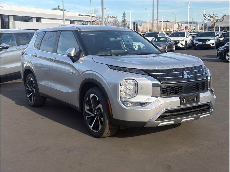 Used 2025 Mitsubishi Outlander SE image 3