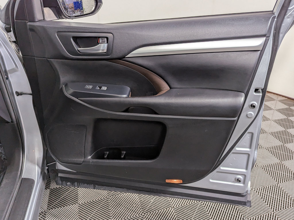 Used 2019 Toyota Highlander XLE AWD/4WD image 26