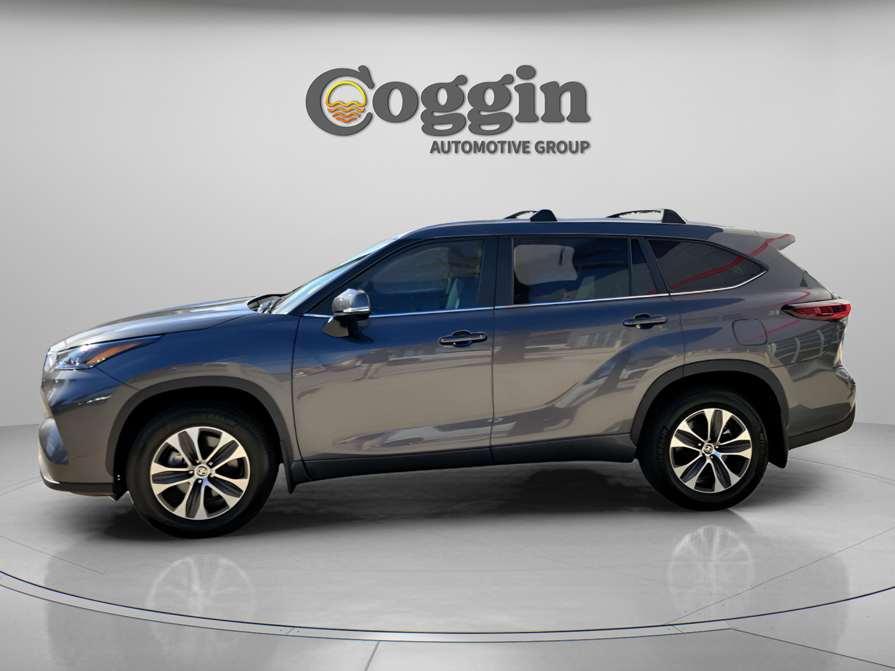 Certified 2025 Toyota Highlander XLE AWD/4WD image 2