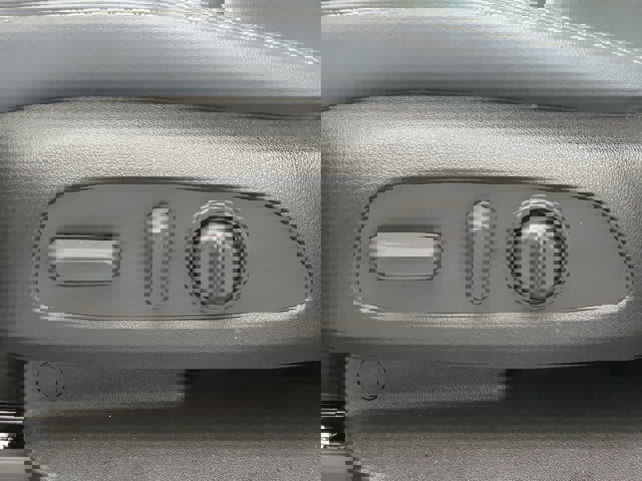 Used 2023 Buick Enclave Essence image 18