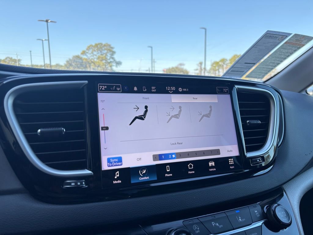 Used 2024 Chrysler Pacifica Touring-L image 23