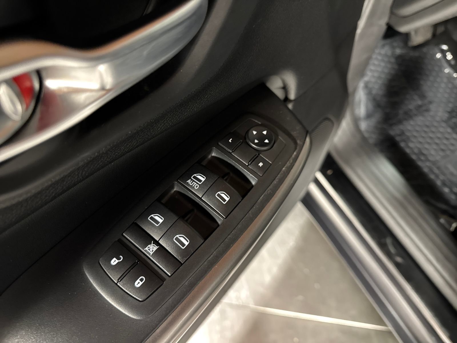 Used 2020 Jeep Cherokee Latitude w/ Cold Weather Group image 27