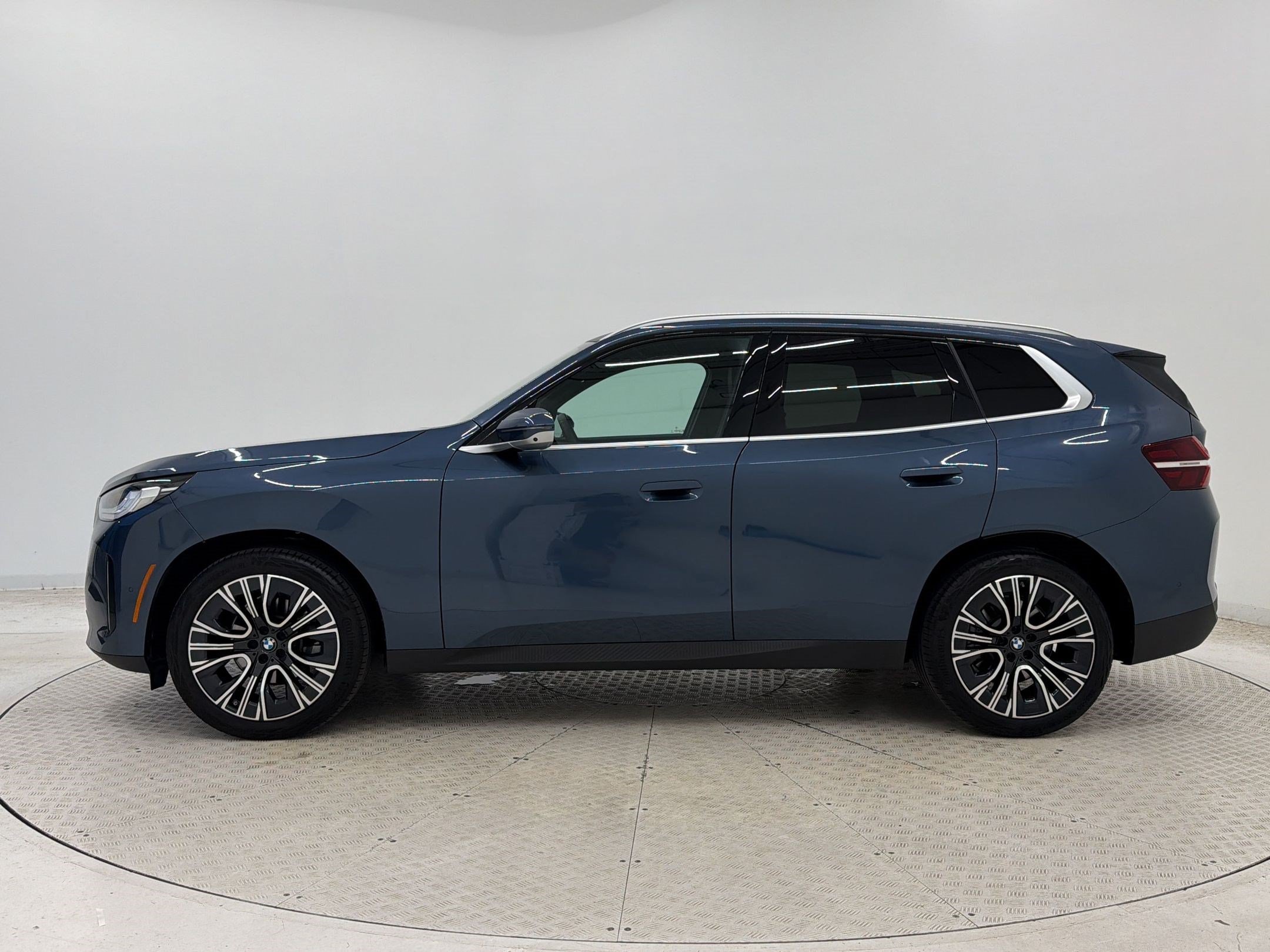 Certified 2025 BMW X3 xDrive30i w/ Premium Package AWD/4WD image 2