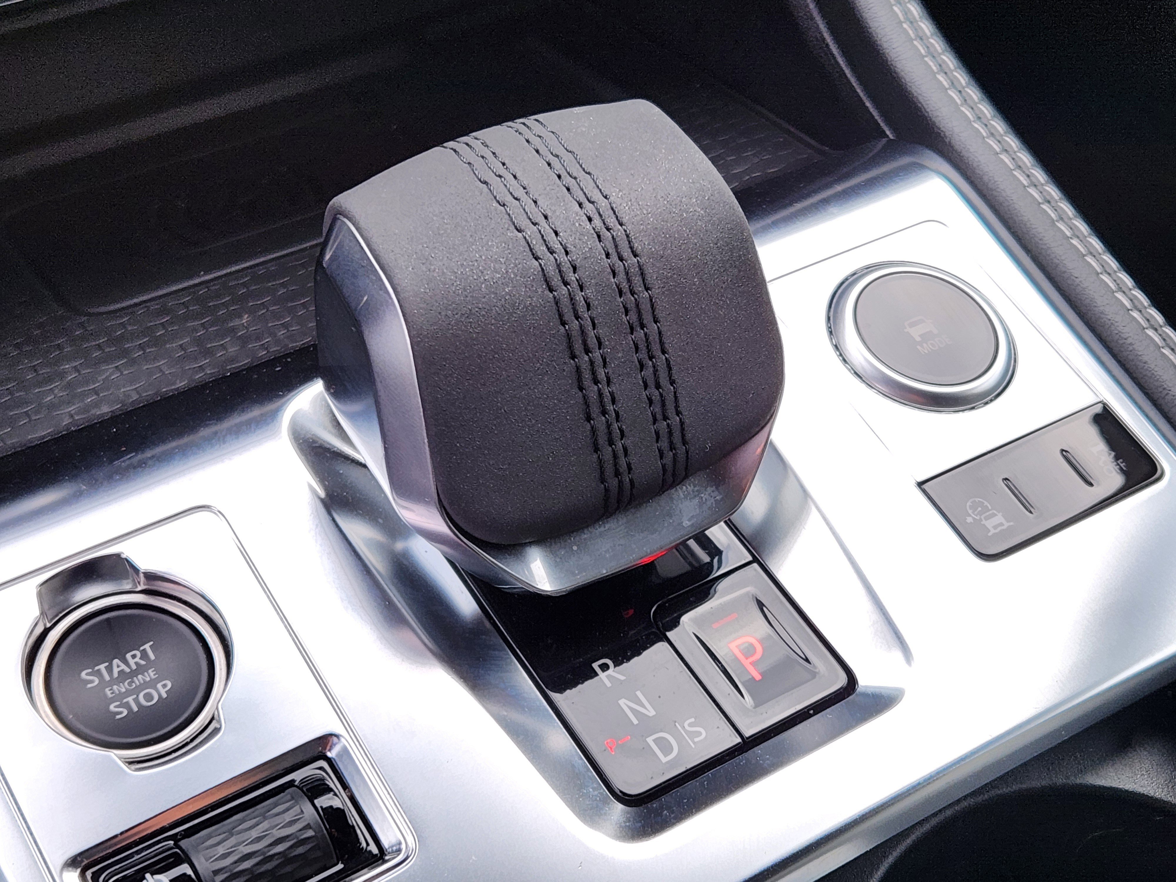 Certified 2025 Jaguar F-PACE R-Dynamic S image 23