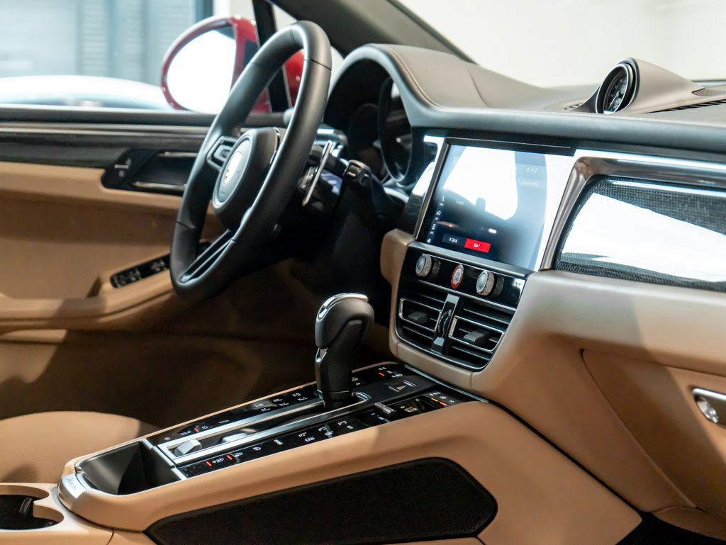 Certified 2025 Porsche Macan GTS AWD/4WD image 33