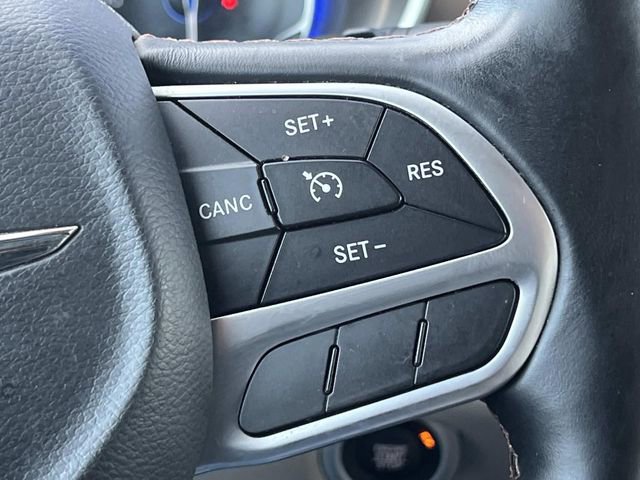 Used 2017 Chrysler Pacifica Touring-L FWD image 29
