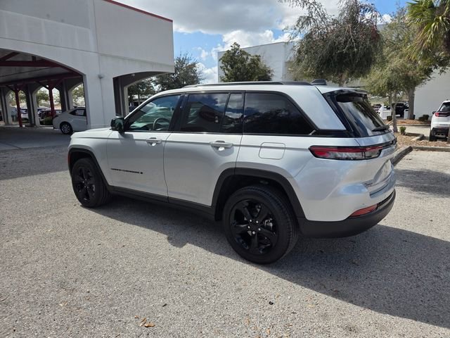 Certified 2025 Jeep Grand Cherokee Limited w/ Black Appearance Package image 10