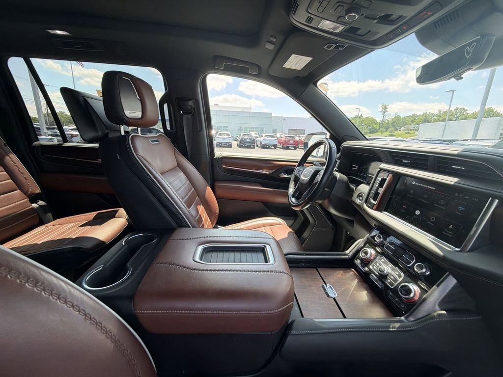 Used 2023 GMC Yukon XL Denali Ultimate AWD/4WD image 15