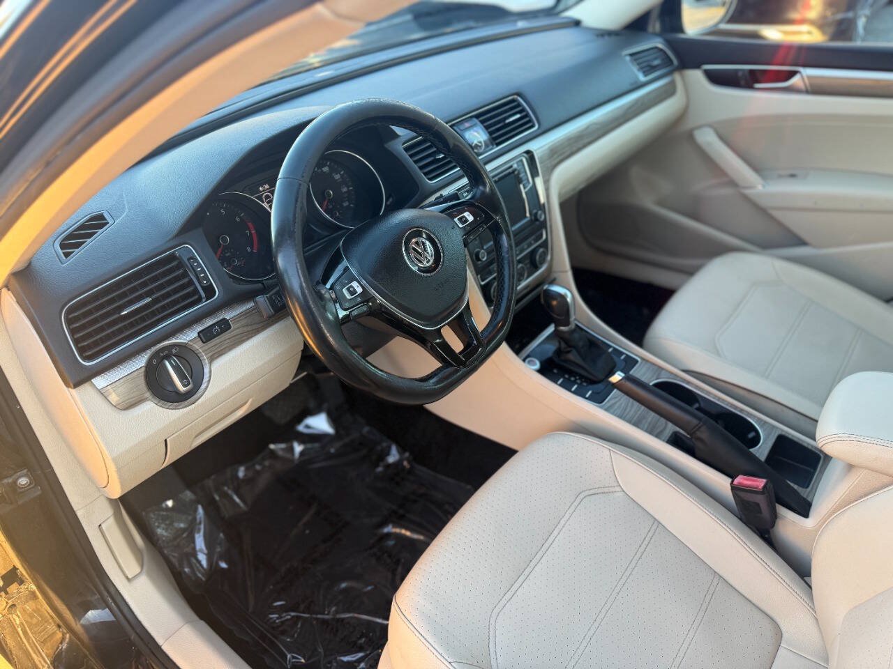 Used 2018 Volkswagen Passat 2.0T SE FWD image 11