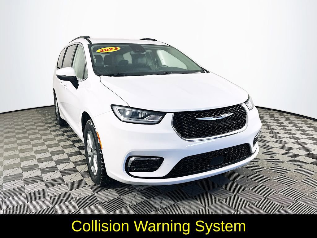 Used 2023 Chrysler Pacifica Touring-L image 3