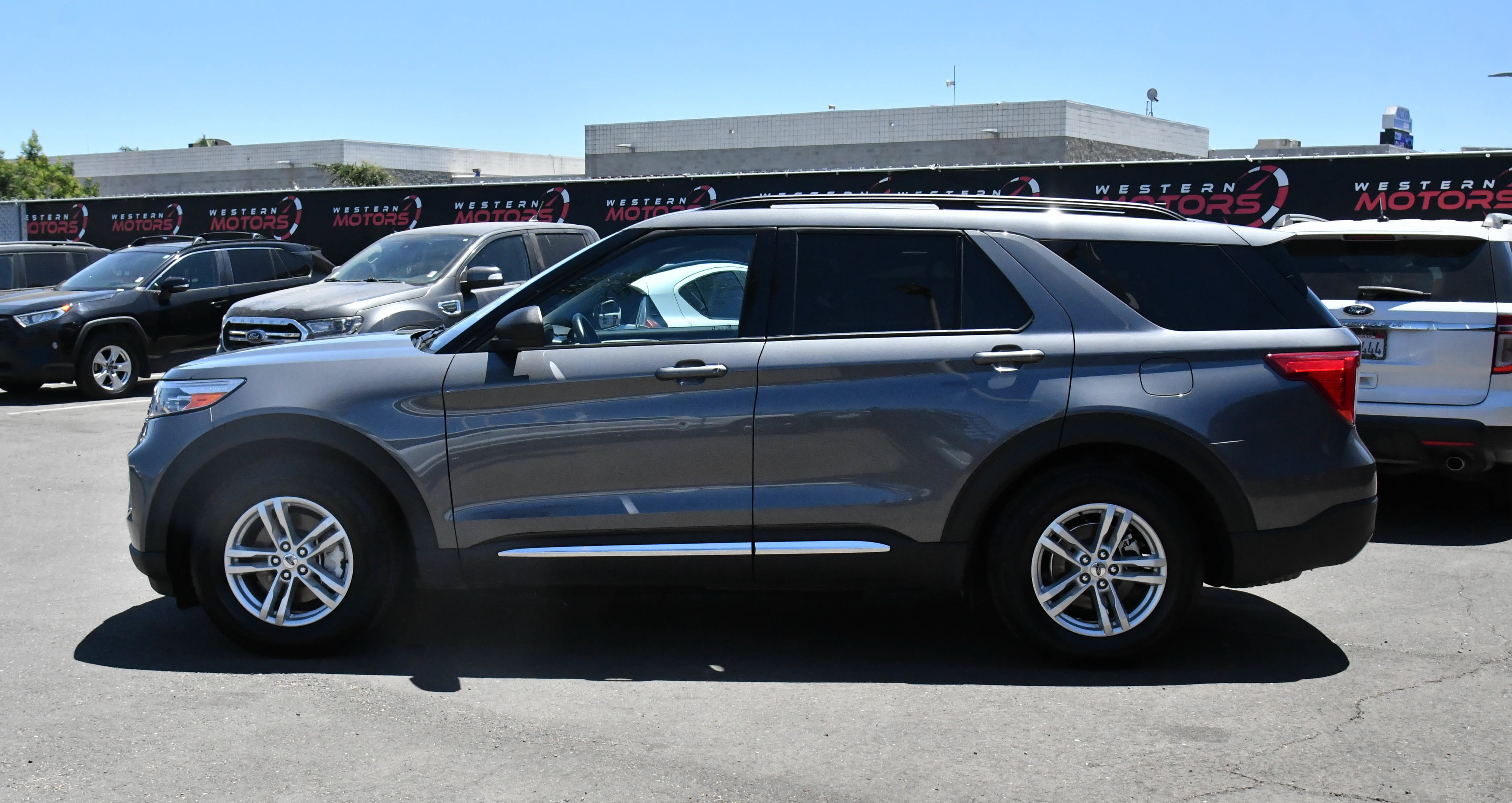 Used 2023 Ford Explorer XLT w/ Equipment Group 202A RWD image 4
