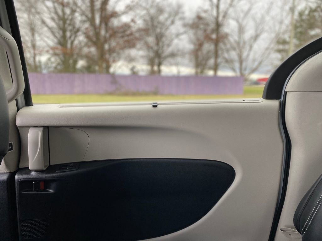 Used 2024 Chrysler Pacifica Touring-L image 14