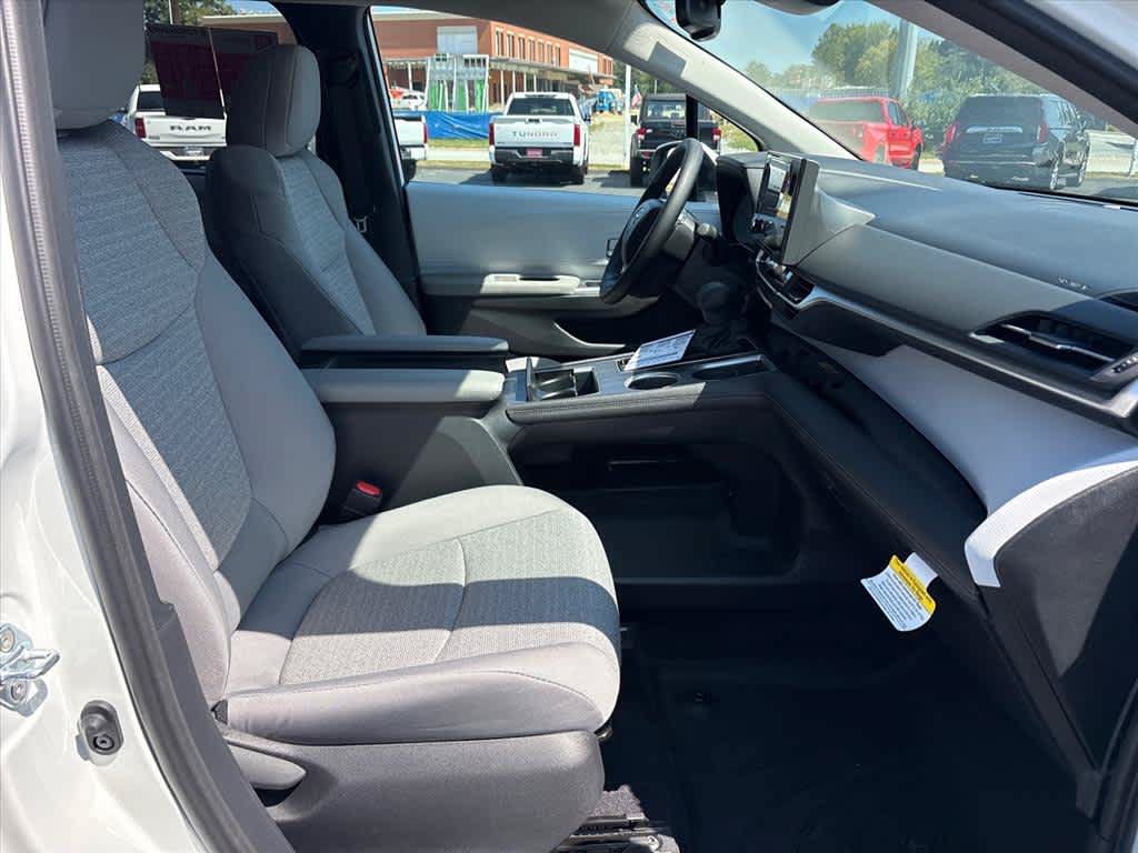 New 2026 Toyota Sienna LE FWD image 6