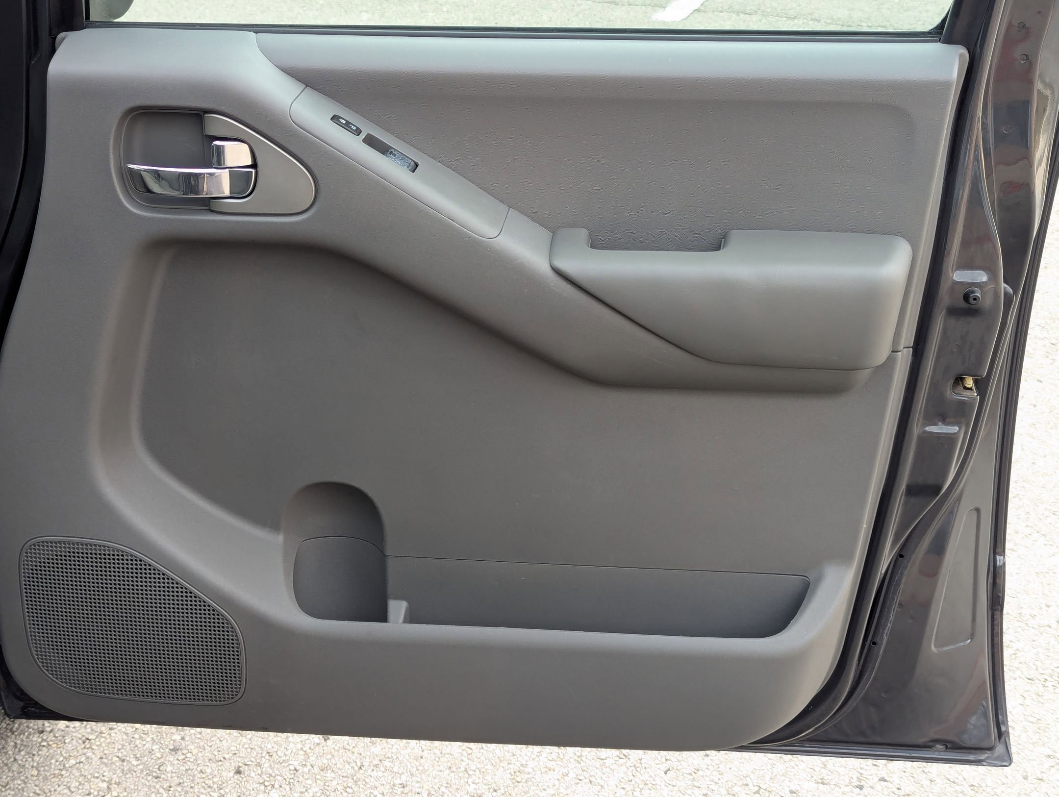 Used 2010 Nissan Frontier SE image 27