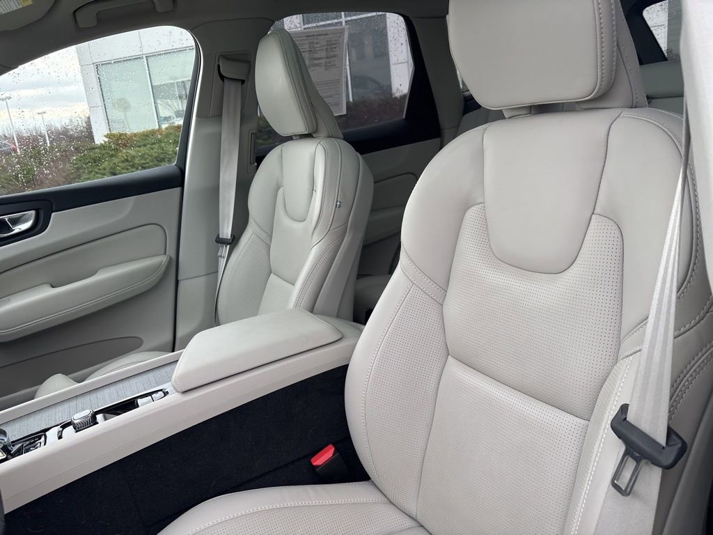 Certified 2024 Volvo XC60 T8 Ultimate w/ Protection Package Premier image 18