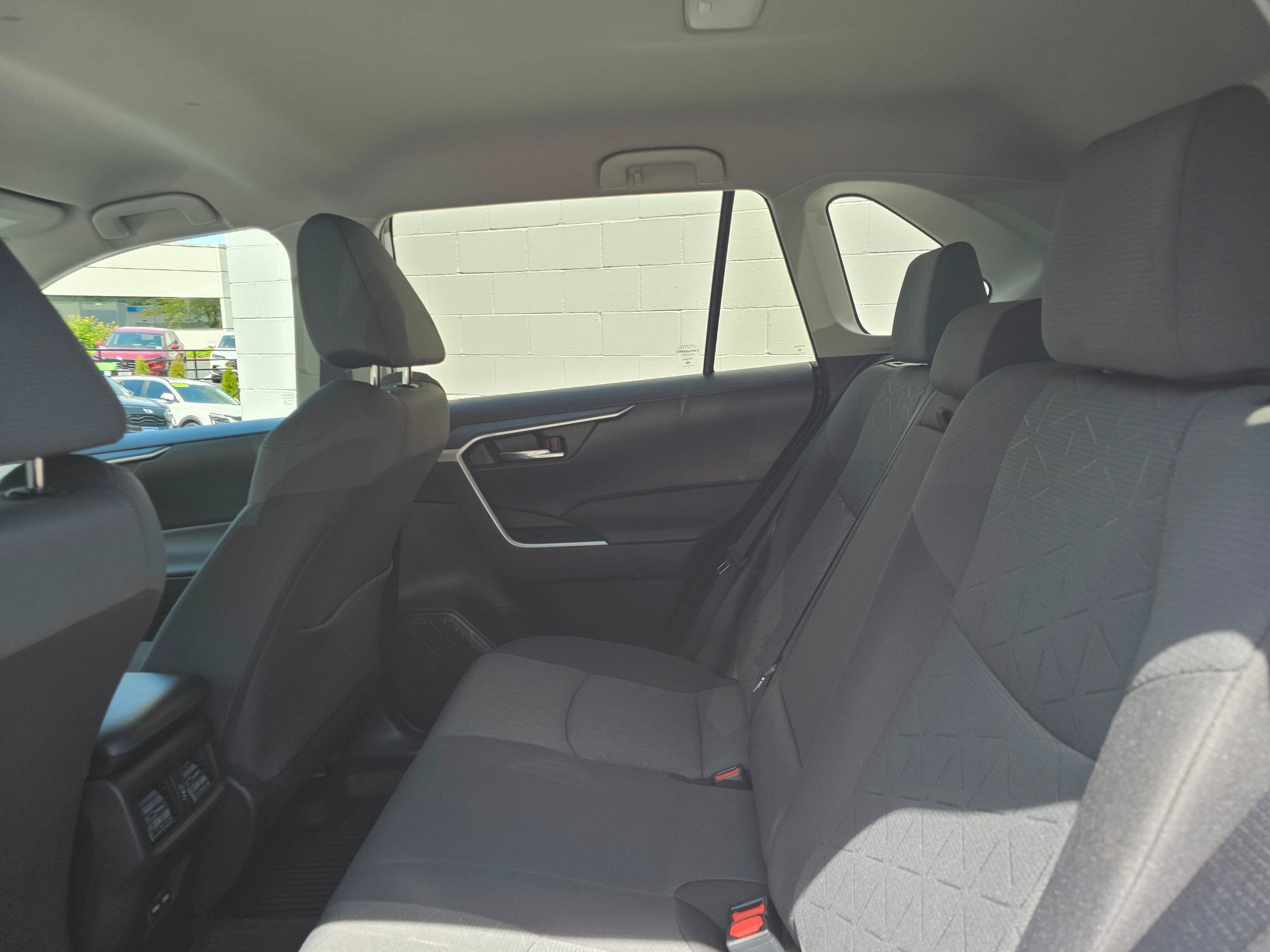 Used 2022 Toyota RAV4 XLE w/ XLE Grade Weather Package AWD/4WD image 17