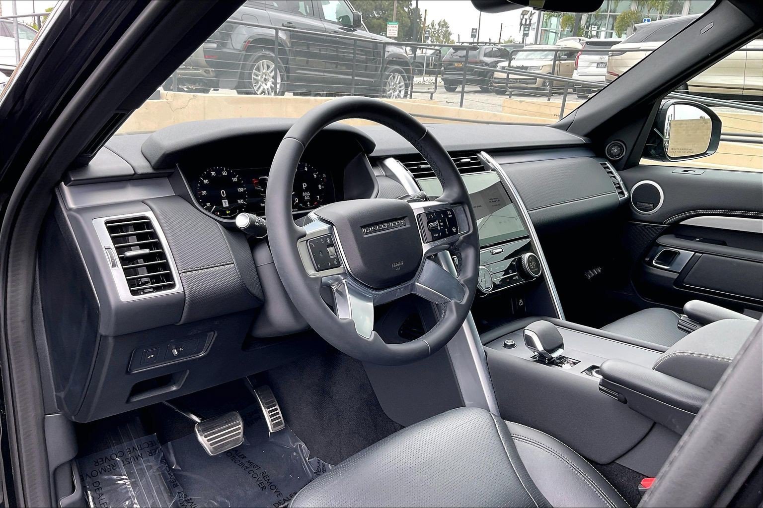 Certified 2025 Land Rover Discovery Dynamic SE AWD/4WD image 17