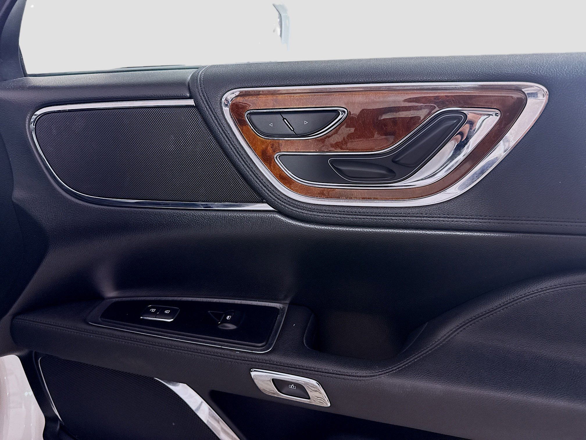 Used 2020 Lincoln Continental image 31