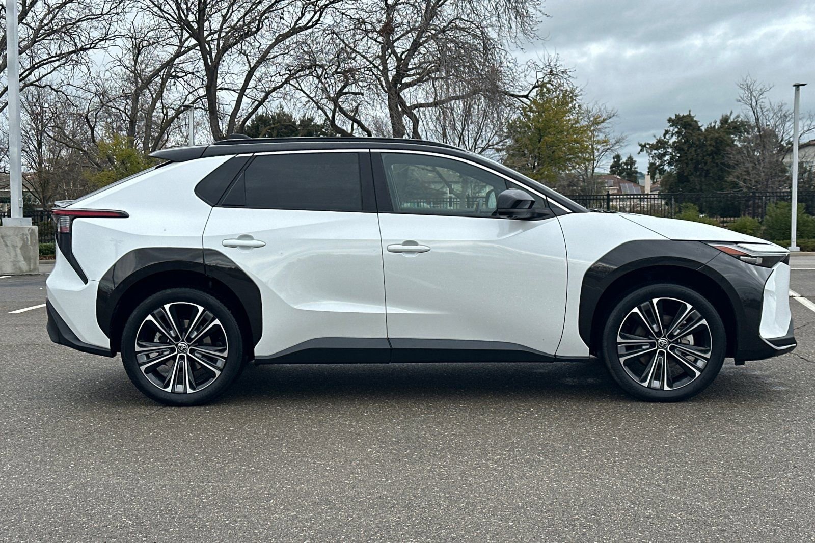 Used 2023 Toyota bZ4X Limited image 3