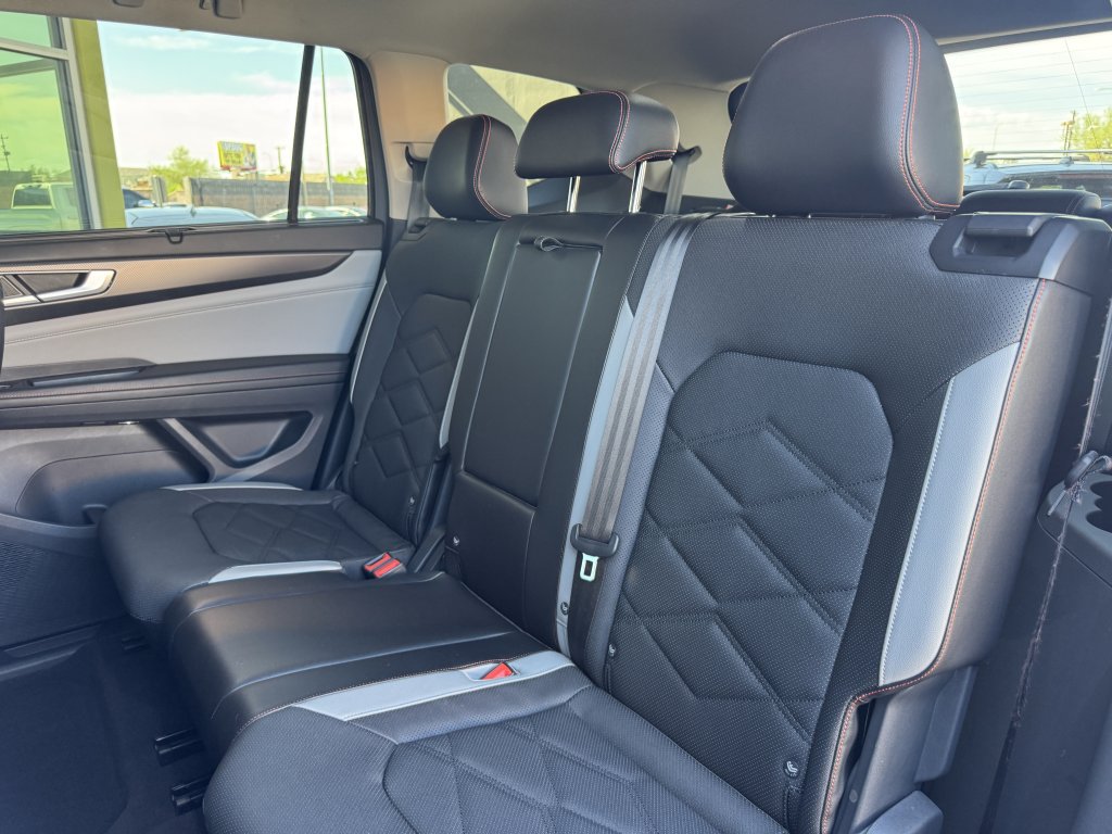 Used 2024 Volkswagen Atlas Peak Edition SE AWD/4WD image 35