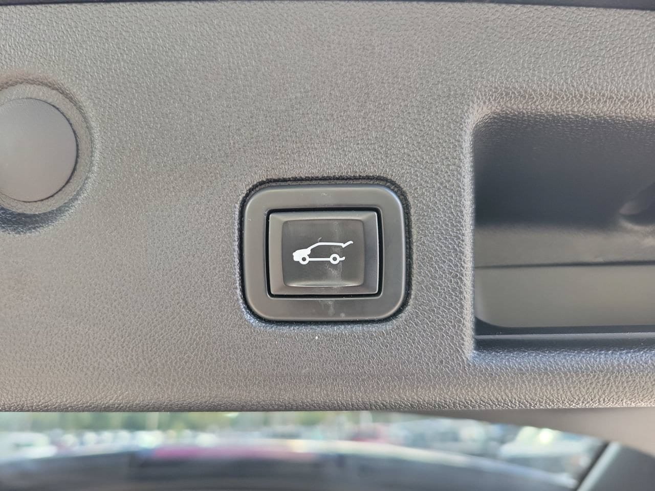 Used 2021 Chevrolet Equinox Premier w/ Redline Edition FWD image 8