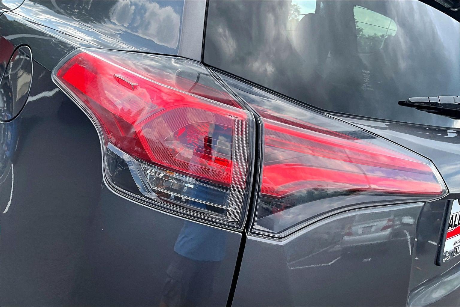 Used 2018 Toyota RAV4 LE w/ All Weather Liner Package AWD/4WD image 27