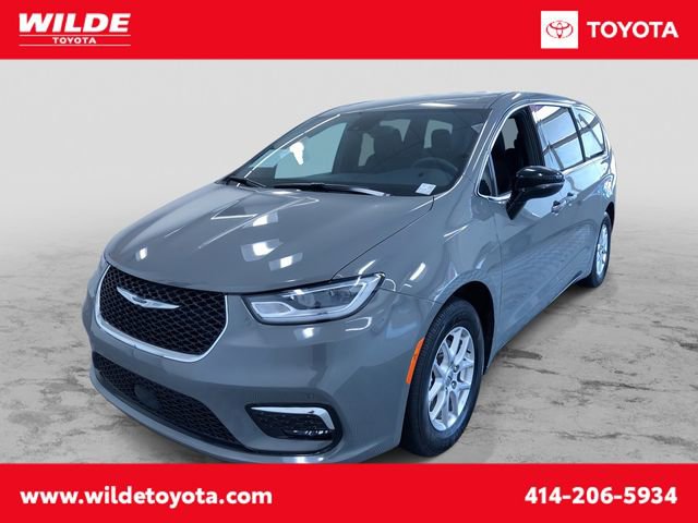Used 2025 Chrysler Pacifica Select