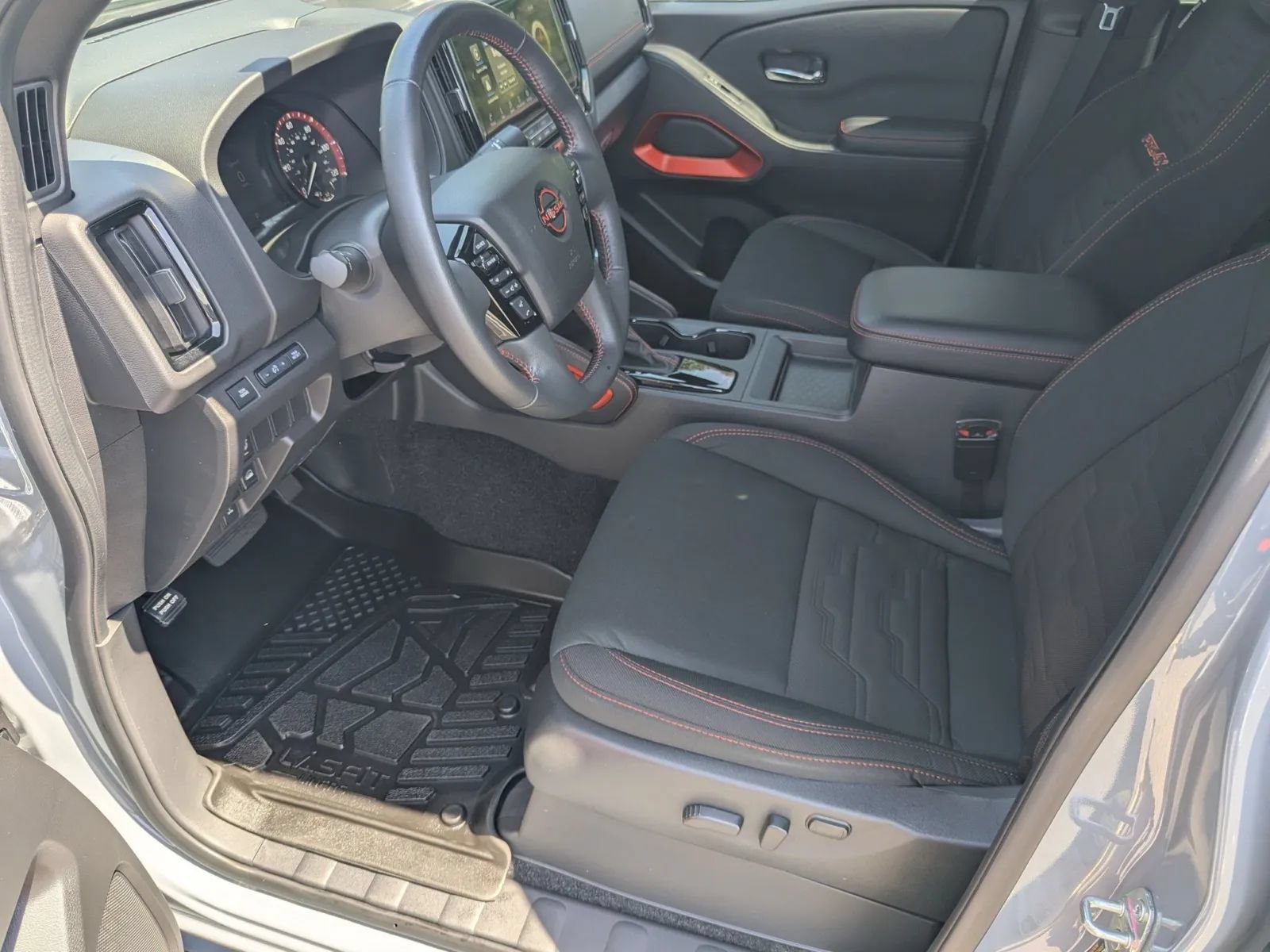 Used 2025 Nissan Frontier PRO-4X AWD/4WD image 9