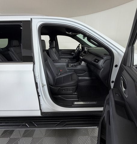 Used 2024 Chevrolet Suburban LT w/ Luxury Package RWD image 5