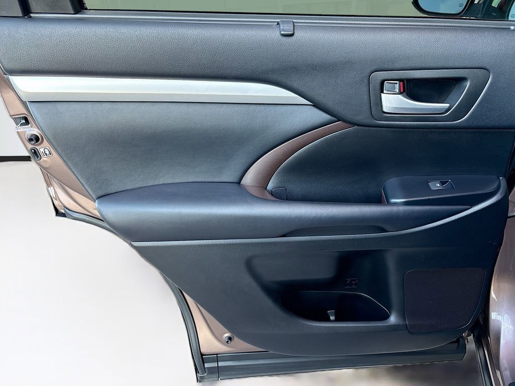 Used 2017 Toyota Highlander XLE AWD/4WD image 26