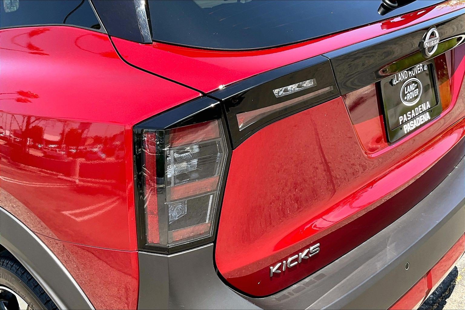 Used 2025 Nissan Kicks SR FWD image 27