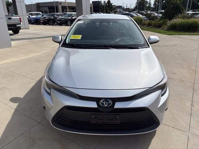 Used 2025 Toyota Corolla LE AWD/4WD image 3