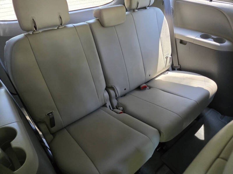 Used 2012 Toyota Sienna XLE w/ Premium Pkg FWD image 16