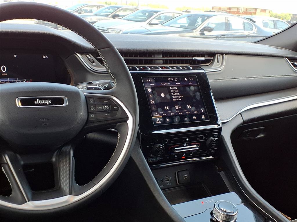 Used 2025 Jeep Grand Cherokee Altitude AWD/4WD image 7