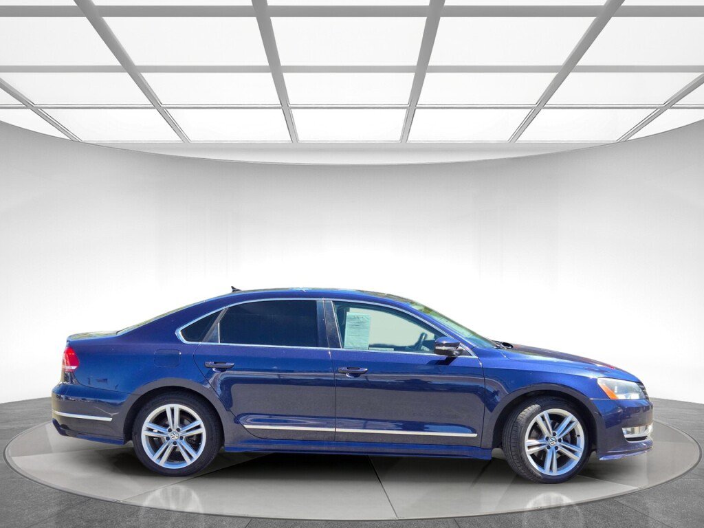Used 2015 Volkswagen Passat 3.6 SEL Premium FWD image 2