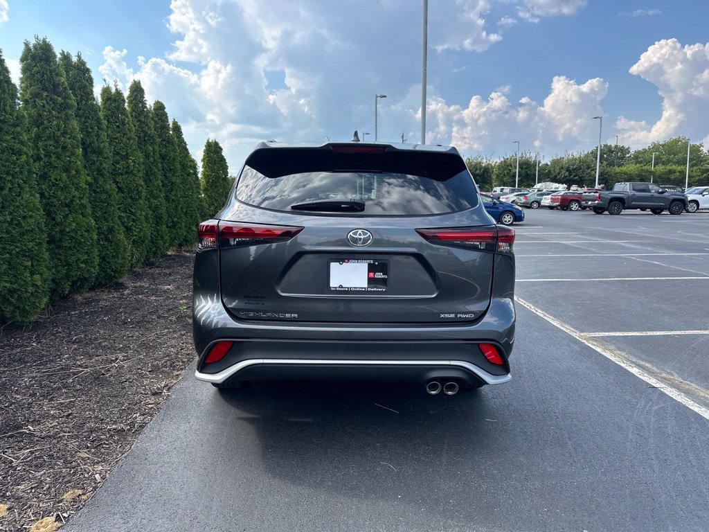 Used 2025 Toyota Highlander XSE AWD/4WD image 6