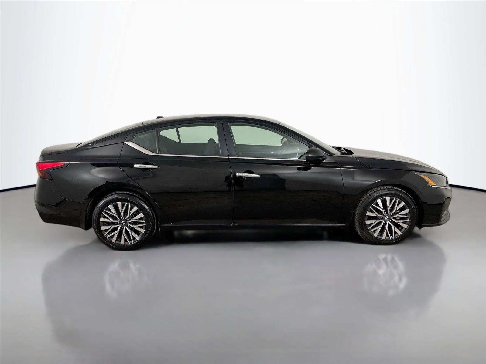 Used 2024 Nissan Altima 2.5 SV FWD image 16