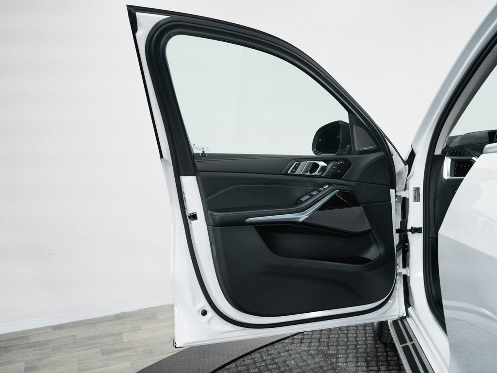 Used 2025 BMW X7 xDrive40i AWD/4WD image 9