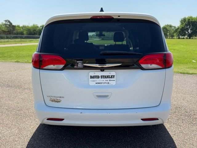 Certified 2022 Chrysler Voyager LX FWD image 5
