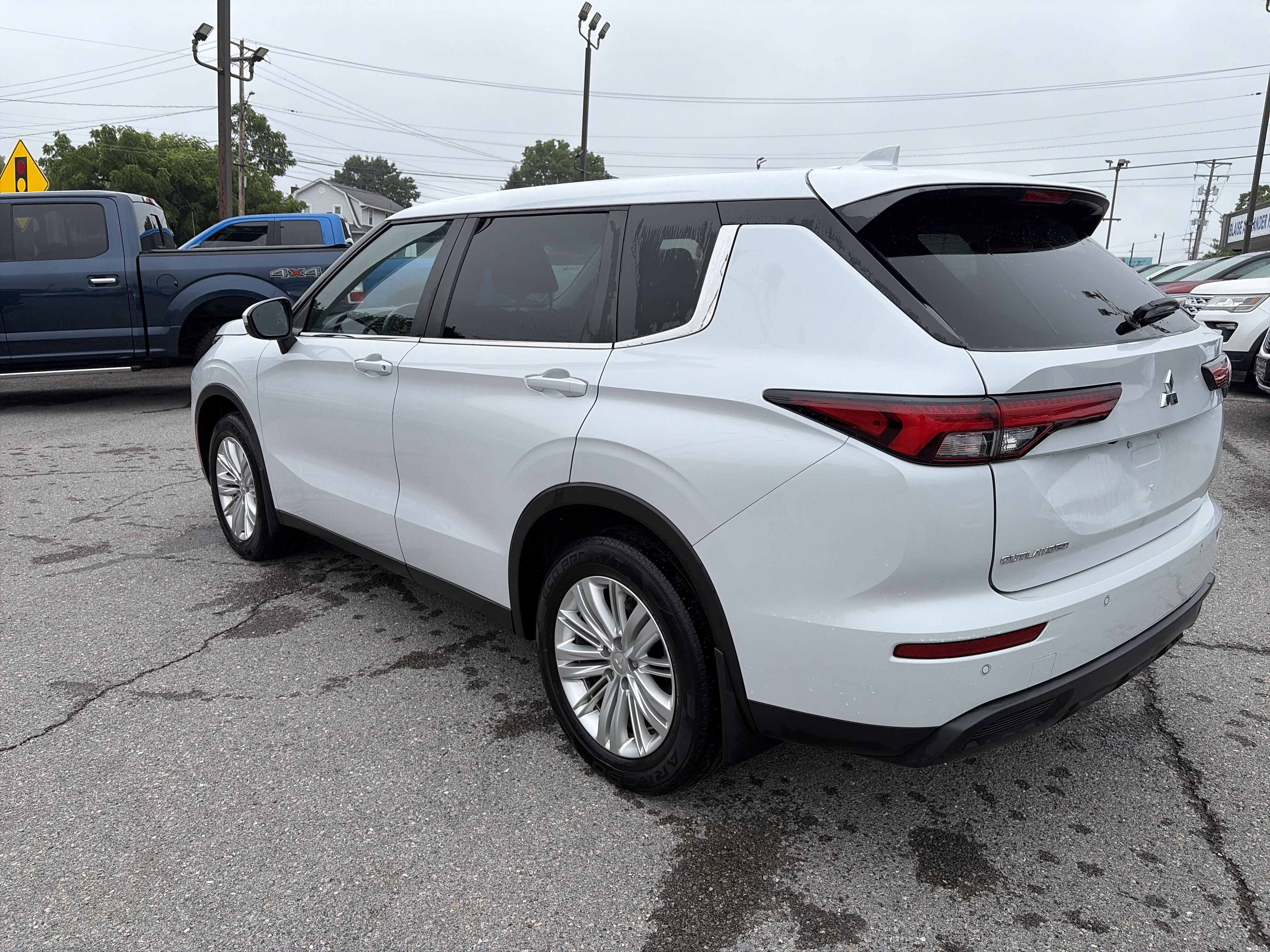 Used 2022 Mitsubishi Outlander ES AWD/4WD image 6